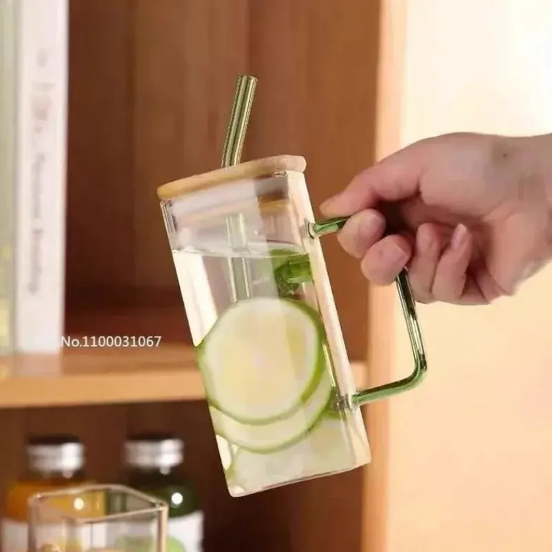 Plates u0026 More Küche & Esszimmer-Quadratischer Becher mit Deckel und Strohhalm – 350 ml, Trinkglas mit farbigem Griff