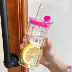 Plates u0026 More Küche & Esszimmer-Quadratischer Becher mit Deckel und Strohhalm – 350 ml, Trinkglas mit farbigem Griff