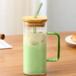 Plates u0026 More Küche & Esszimmer-Quadratischer Becher mit Deckel und Strohhalm – 350 ml, Trinkglas mit farbigem Griff