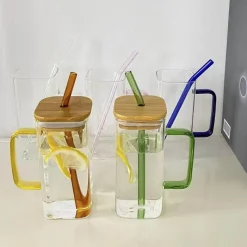 Plates u0026 More Küche & Esszimmer-Quadratischer Becher mit Deckel und Strohhalm – 350 ml, Trinkglas mit farbigem Griff