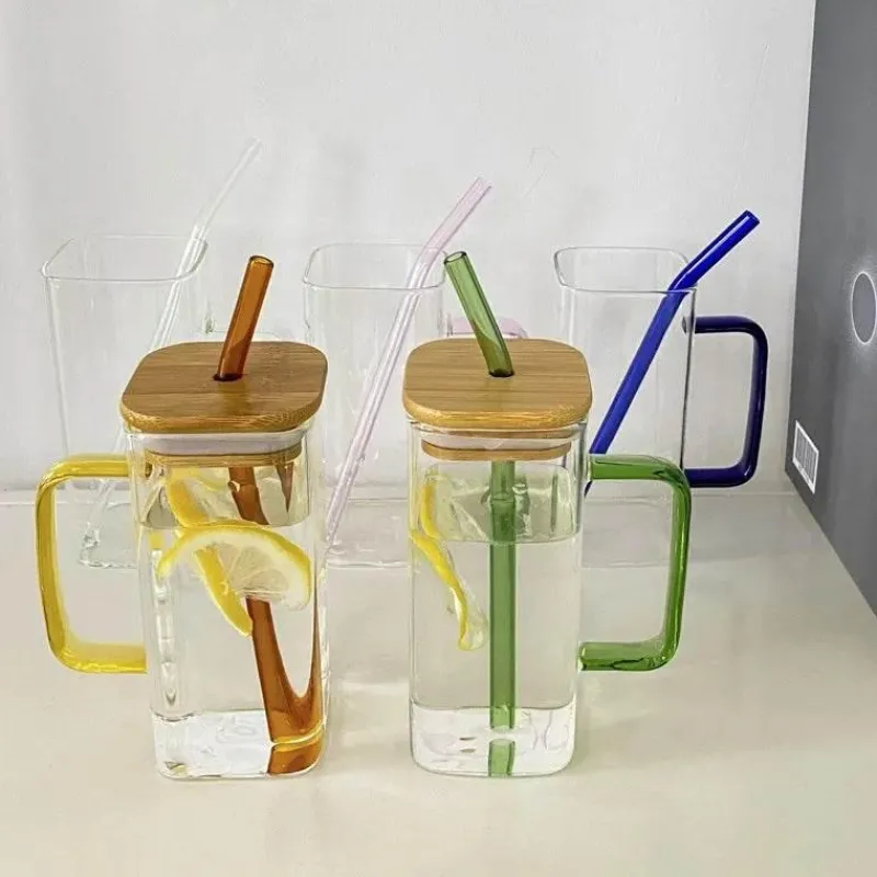 Plates u0026 More Küche & Esszimmer-Quadratischer Becher mit Deckel und Strohhalm – 350 ml, Trinkglas mit farbigem Griff