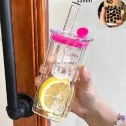 Plates u0026 More Küche & Esszimmer-Quadratischer Becher mit Deckel und Strohhalm – 350 ml, Trinkglas mit farbigem Griff