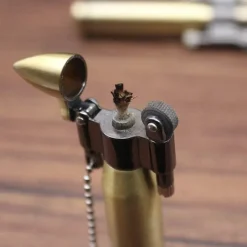 The Outdoor Vault Outdoor-Gadgets|Heimwerkzeuge-Retro Jet Feuerzeug Schlüsselanhänger - Metall Accessoire