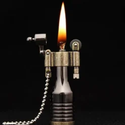 The Outdoor Vault Outdoor-Gadgets|Heimwerkzeuge-Retro Jet Feuerzeug Schlüsselanhänger - Metall Accessoire