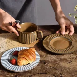 Plates u0026 More Küche & Esszimmer-Retro-Kaffeetassen-Set – Keramiktasse mit Untertasse und Löffel für das Café zu Hause