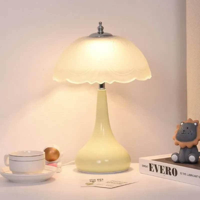 The Light Loft Beleuchtung-Romantische cremefarbene Tischlampe – elegantes Beleuchtungsdekor für Zuhause