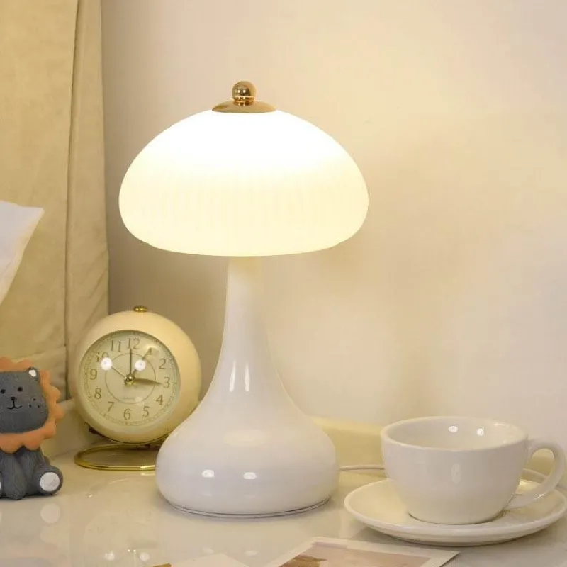 The Light Loft Beleuchtung-Romantische cremefarbene Tischlampe – elegantes Beleuchtungsdekor für Zuhause