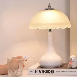 The Light Loft Beleuchtung-Romantische cremefarbene Tischlampe – elegantes Beleuchtungsdekor für Zuhause