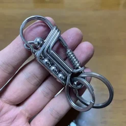 Trail Tech Outdoor-Gadgets|Outdoor-Artikel-Schlüsselanhänger aus mattiertem Edelstahl – elegantes Eisenwebdesign