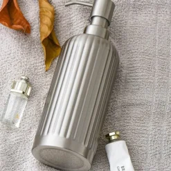 The Bath Nook Badezimmer-Striped Stainless Steel Soap Dispenser - Modern Kitchen Bathroom Accessory