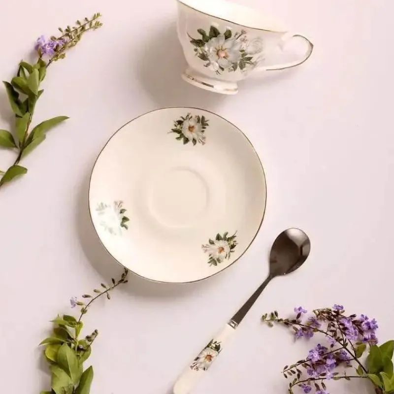 Plates u0026 More Küche & Esszimmer-Teetassen-Set aus Bone China – Elegante Nachmittagstee-Becher mit Löffel