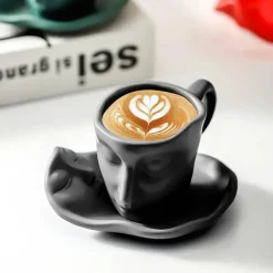 Tom Küche & Esszimmer-Teetassen-Set aus Keramik mit küssenden Paaren – romantisches Geschenk für Paare mit Untertasse und Löffel