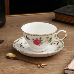 Plates u0026 More Küche & Esszimmer-Teetassen-Set aus Porzellan mit Blumenmuster – elegantes Trinkgeschirr mit Untertasse und Löffel