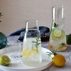 Plates u0026 More Küche & Esszimmer-Wasserkaraffe-Set aus klarem Glas mit Tasse – Trinkgeschirr fürs Bett