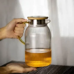 Plates u0026 More Küche & Esszimmer-Wasserkrug aus Glas mit Griff – Vielseitiger Krug für heißen und kalten Tee