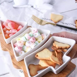 The Culinary Kit Küche & Esszimmer-Weihnachtsbaum-Keramikteller mit Bambusständer - Serviergeschirr für die Feiertage