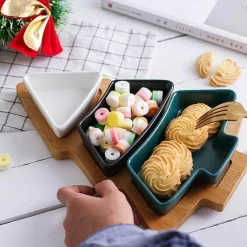 The Culinary Kit Küche & Esszimmer-Weihnachtsbaum-Keramikteller mit Bambusständer - Serviergeschirr für die Feiertage